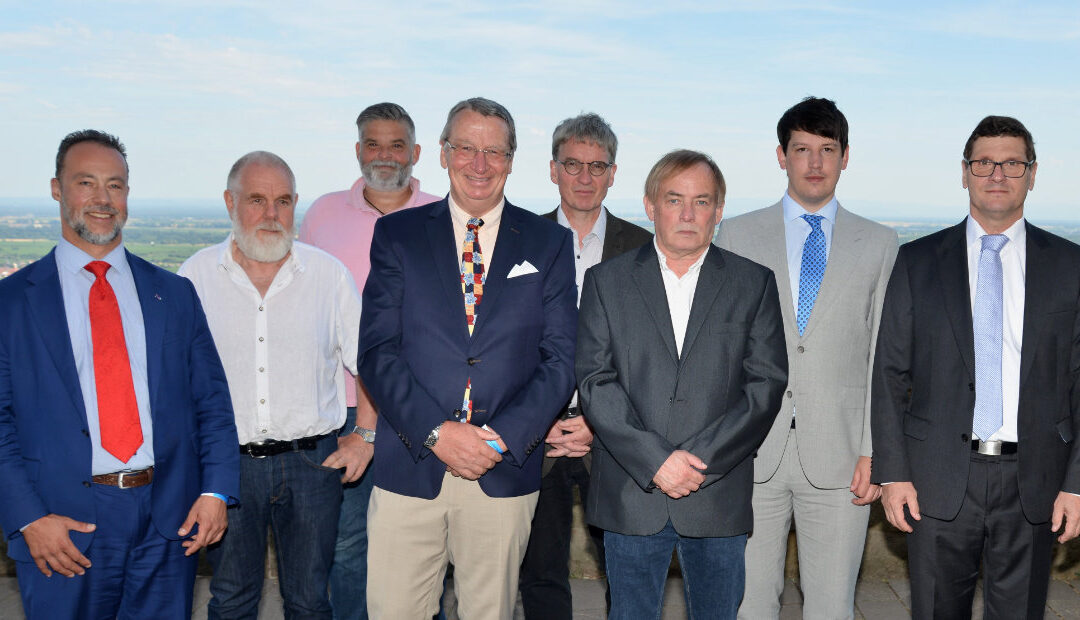 Abgeordnete und Vorstand auf Schloss Hambach